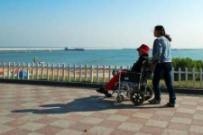 百色八旬老人推轮椅带老伴游中国(为了方便推轮椅带老伴出门)