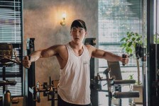 百色肌肉男模(肌肉男模板)