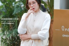 百色兼职模特被摄影师亲(兼职模特被摄影师亲了)