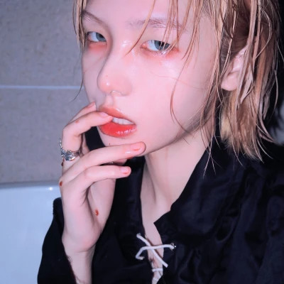 百色伴游女生樱花漫舞的资料