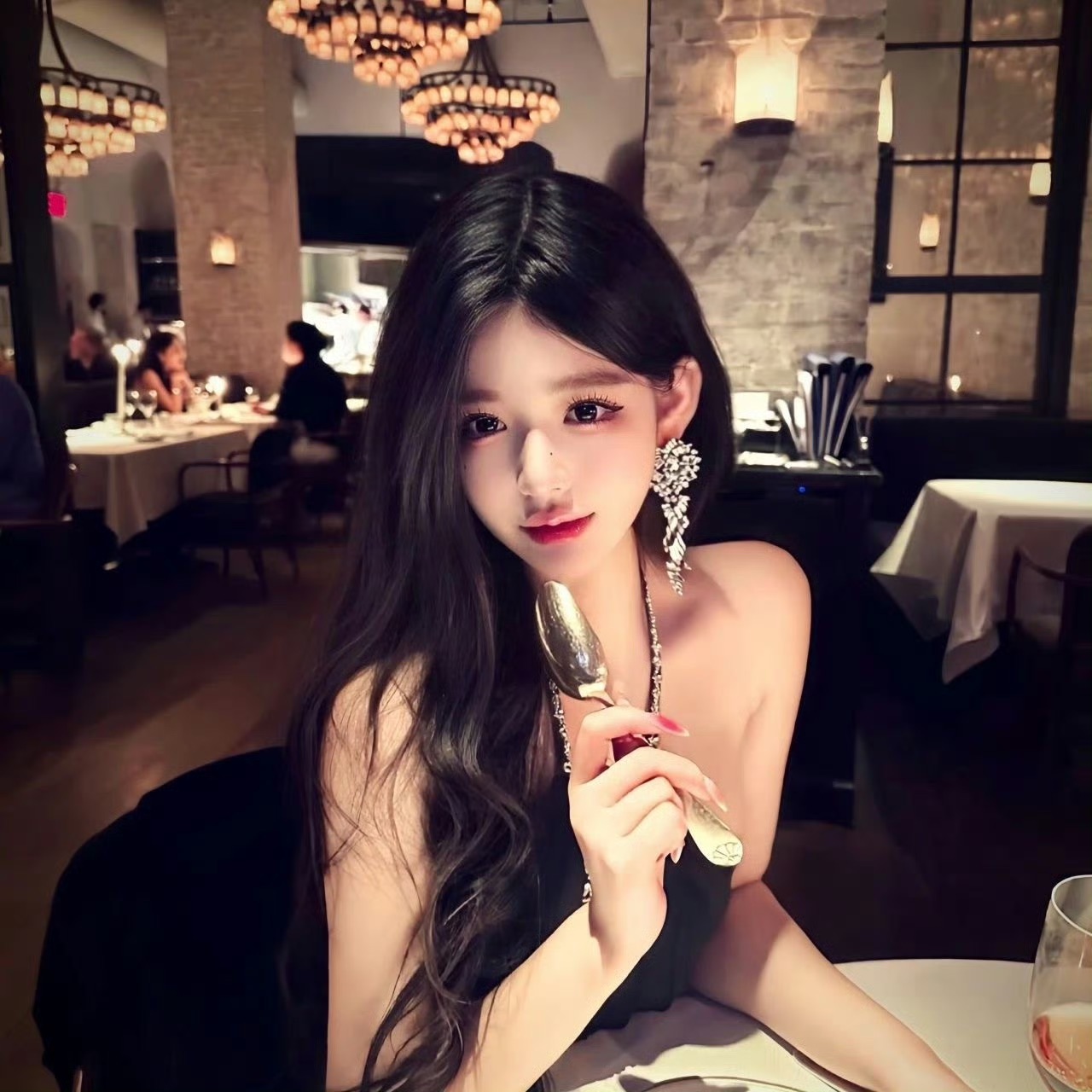 百色伴游女生蓝盈盈的资料