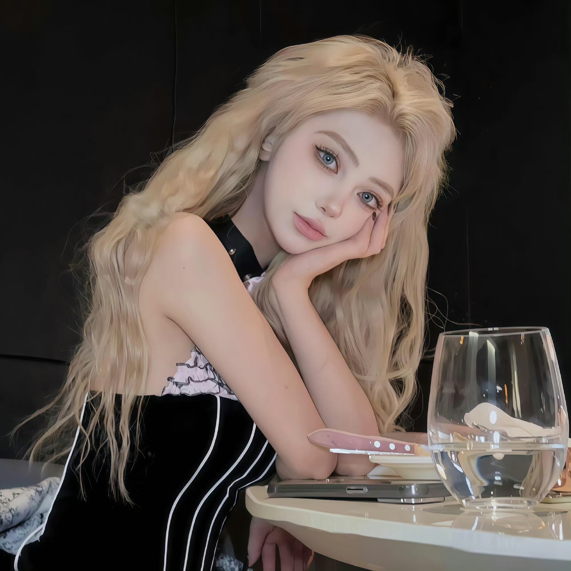 百色伴游女生晨露的资料